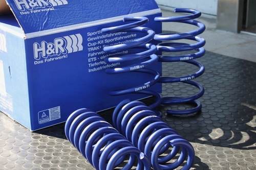 W204 メルセデス ベンツ Cクラス を H&R で ローダウン。 | 鈴鹿店